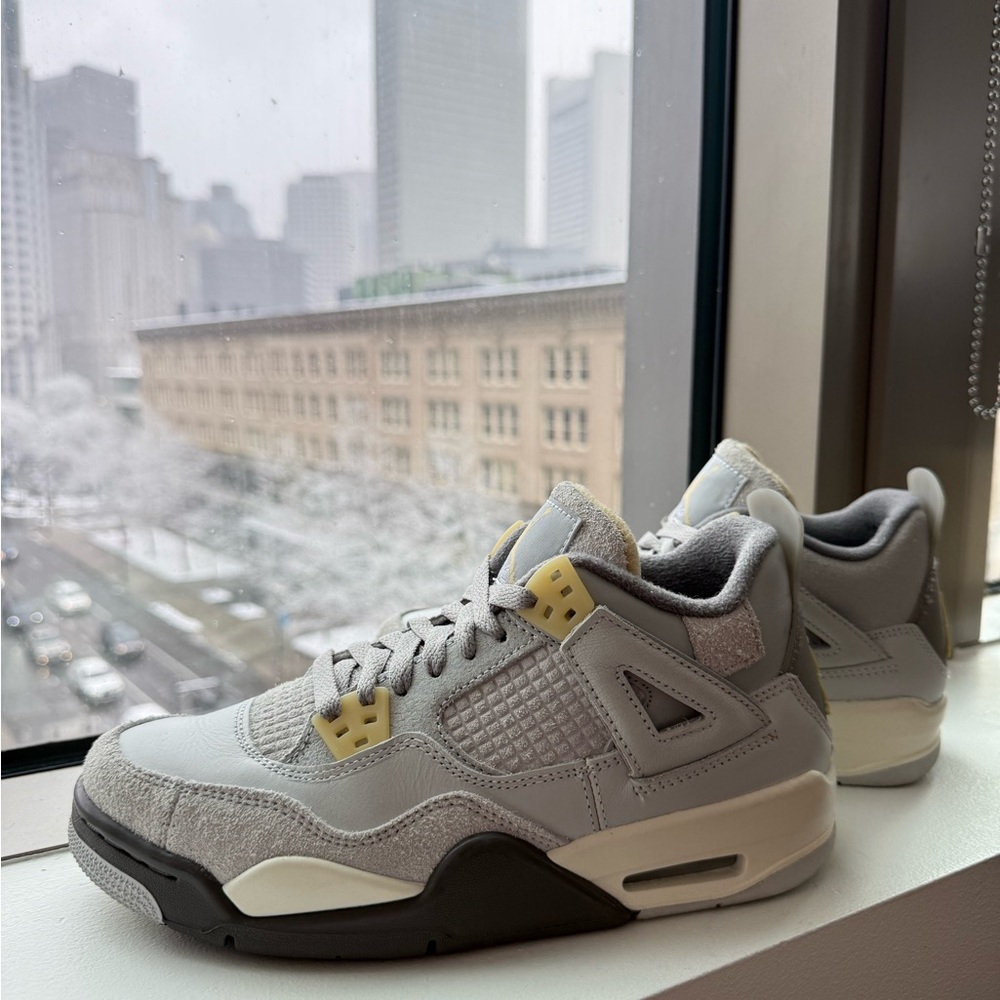 Woman’s Jordan 4 Retro SE Craft- Photon Dust